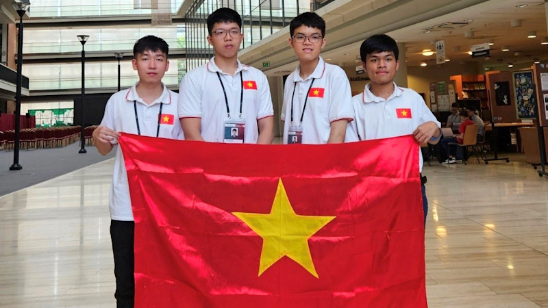 Bốn học sinh đoạt Huy chương.