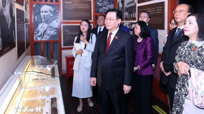 Chủ tịch Quốc hội Vương Đình Huệ tham quan Khu di tích lịch sử Chủ tịch Hồ Chí Minh tại thành phố Côn Minh. (Ảnh: TTXVN)