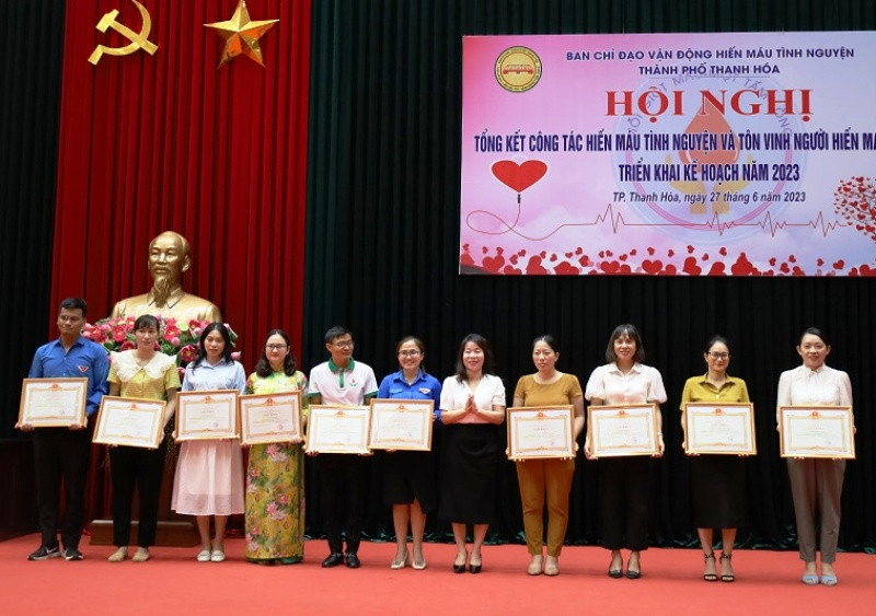 Thành phố Thanh Hóa tôn vinh, khen thưởng các tập thể, cá nhân tiêu biểu trong hiến máu nhân đạo.
