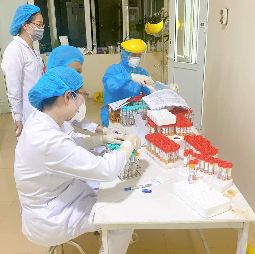 Nghị định 111 của Chính phủ về hợp đồng đối với một số loại công việc trong cơ quan hành chính nhà nước và đơn vị sự nghiệp công lập cho phép tuyển các hợp đồng chuyên môn, trước mắt tháo gỡ việc thiếu hụt nhân lực cho ngành y và ngành giáo dục hiện nay.