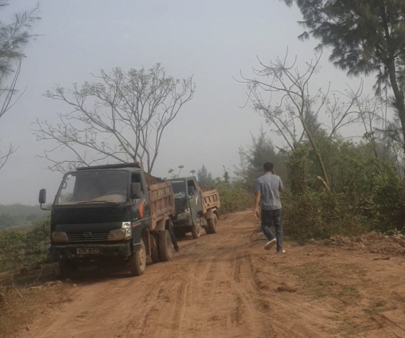 Các xe ô-tô tải chở đất bán trái phép cho doanh nghiệp vật liệu xây dựng trên địa bàn huyện Tiền Hải, tỉnh Thái Bình. (Ảnh công an cung cấp).