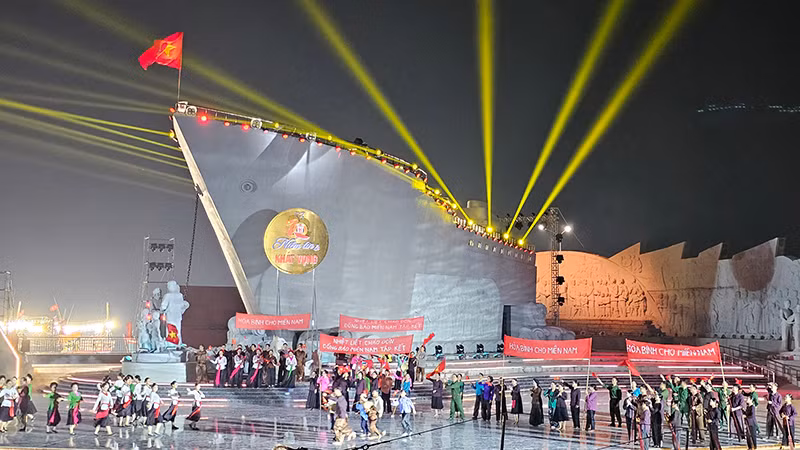 Khu lưu niệm đồng bào, cán bộ, chiến sĩ miền nam tập kết tại Cảng Hới, thành phố Sầm Sơn.