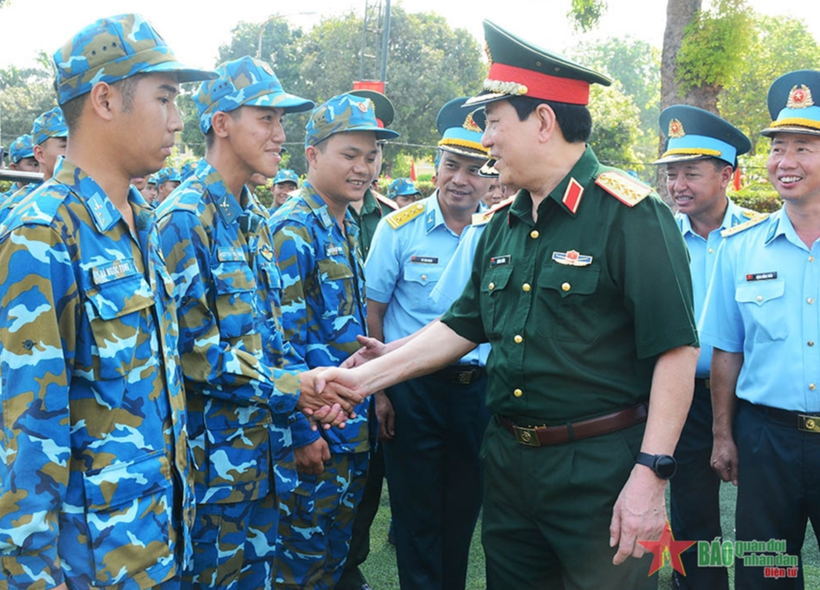 Đại tướng Lương Cường trò chuyện, động viên cán bộ, chiến sĩ Trung đoàn 230. Ảnh: Báo Quân đội nhân dân