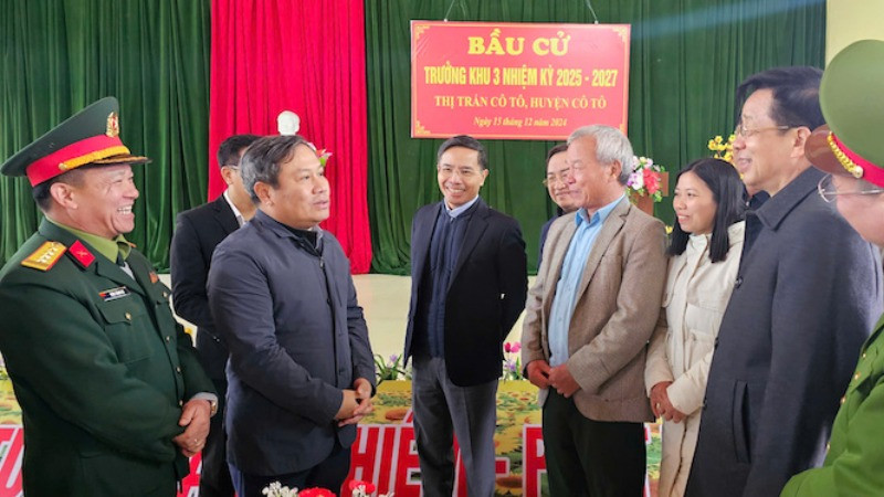 Lãnh đạo tỉnh Quảng Ninh thăm hỏi, trò chuyện với nhân dân thị trấn Cô Tô, huyện Cô Tô.