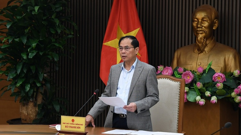 Phó Thủ tướng Bùi Thanh Sơn chủ trì cuộc họp của Tổ công tác về tăng cường hợp tác, chủ động thích ứng với điều chỉnh chính sách kinh tế, thương mại của Hoa Kỳ. (Ảnh: VGP)
