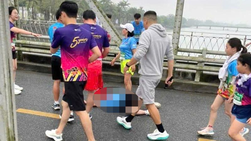 Một người phụ nữ bị ngất xỉu khi tham gia giải chạy tại Huế. (Ảnh CTV)