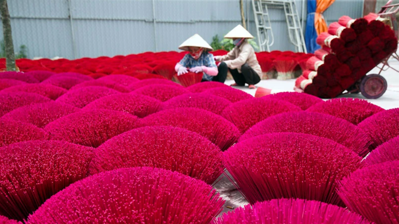 Ảnh minh họa: Sản xuất tăm hương truyền thống tại hộ gia đình ở xã Quảng Phú Cầu, huyện Ứng Hòa, thành phố Hà Nội. (Ảnh ĐĂNG ANH)