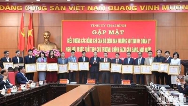 Ủy ban nhân dân tỉnh Thái Bình tặng bằng khen cho các đồng chí nghỉ hưu trước tuổi.