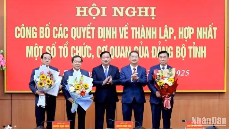 Trao Quyết định thành lập Đảng bộ các cơ quan Đảng tỉnh Thái Bình.