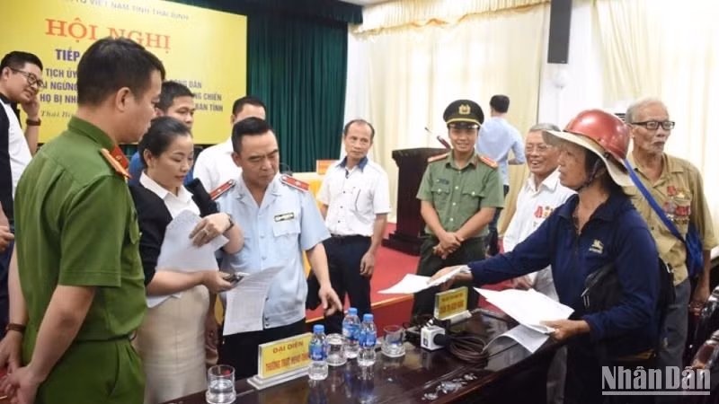 Trưởng Ban Tiếp công dân Trung ương Nguyễn Hồng Điệp trao đổi, chia sẻ với với công dân tỉnh Thái Bình thuộc diện ngừng trợ cấp Người hoạt động kháng chiến và con đẻ của họ bị nhiễm chất độc hóa học.