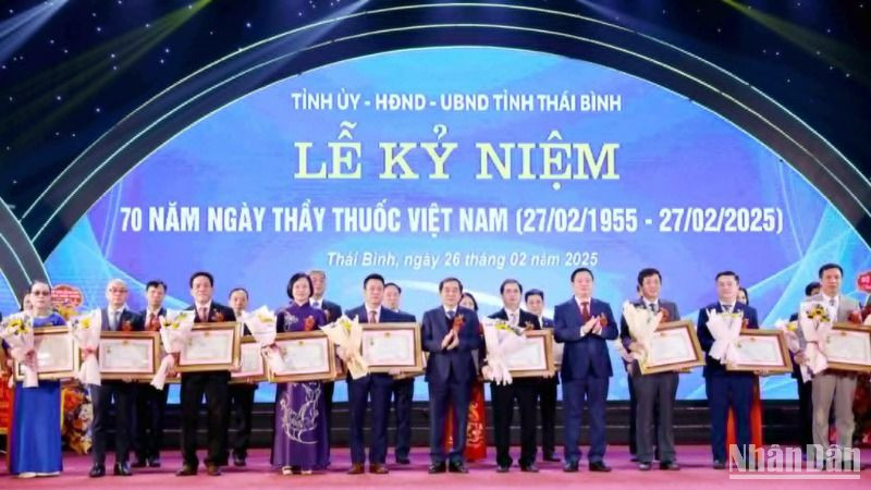 Trao tặng danh hiệu Thầy thuốc Ưu tú cho 35 y, bác sĩ, điều dưỡng tỉnh Thái Bình.
