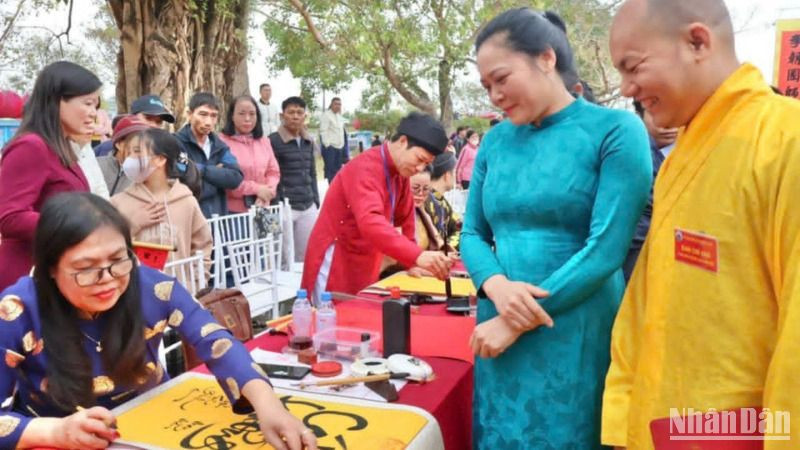 Lễ khai bút đầu Xuân tại chùa Keo được tổ chức thường niên vào ngày mồng 5 Tết.