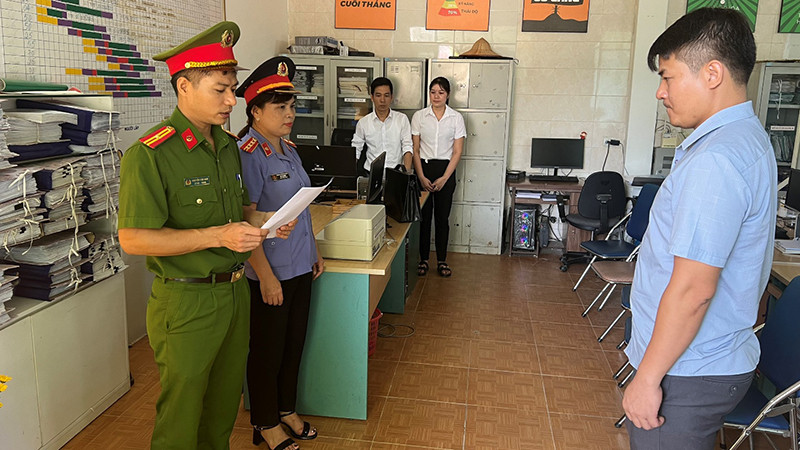 Cơ quan chức năng thi hành Lệnh khám xét nơi làm việc của Ngô Văn Giáp.
