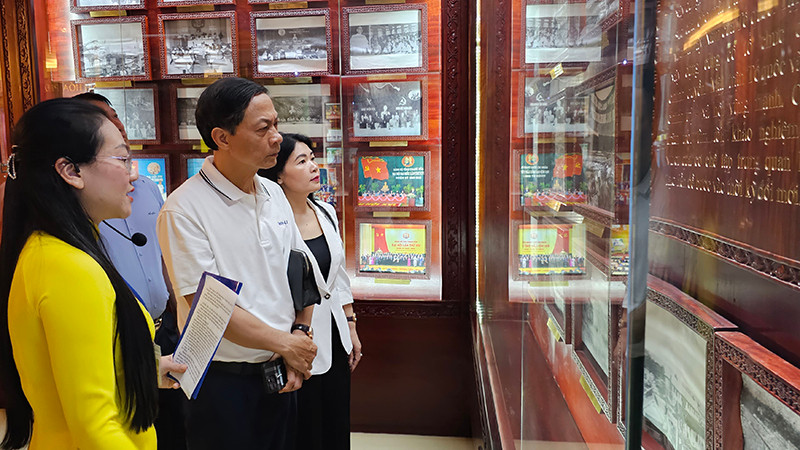 Các học viên tham quan Phòng truyền thống của Tỉnh ủy Thanh Hóa.
