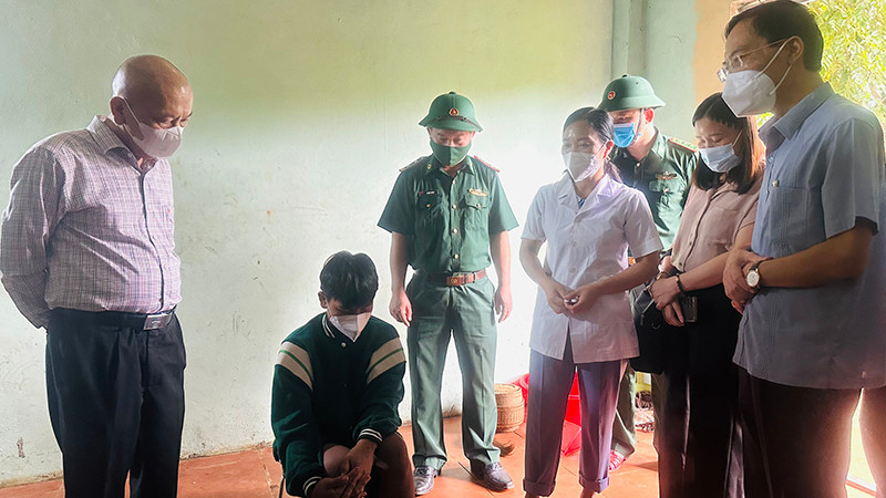 Lãnh đạo tỉnh Thanh Hóa và ngành y tế nắm bắt sức khỏe người cách ly tại nhà.