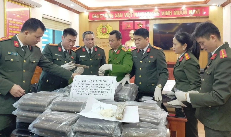Lực lượng Công an kiểm tra tang vật vụ án.