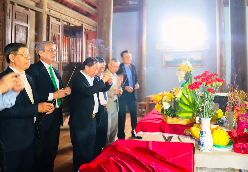 Đại biểu cùng dòng họ Hồ dâng hương tưởng niệm Hồ Quý Ly.