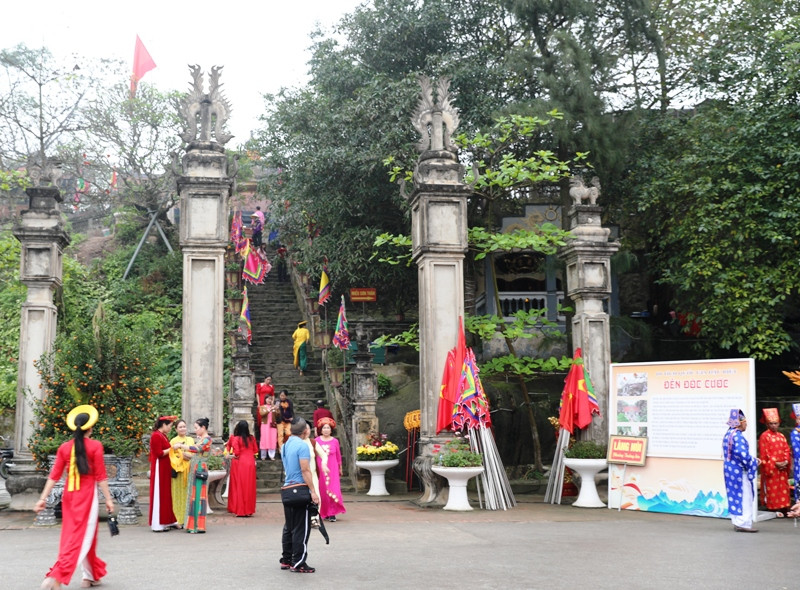 Tam quan dẫn lối lên Đền thờ Độc Cước.