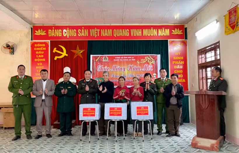 Thanh tra Công an tỉnh Sơn La đã tổ chức tặng quà cho người nghèo, người có hoàn cảnh khó khăn tại địa bàn xã Tân Xuân, huyện Vân Hồ. (Ảnh: Trang thông tin điện tử Công an tỉnh Sơn La)