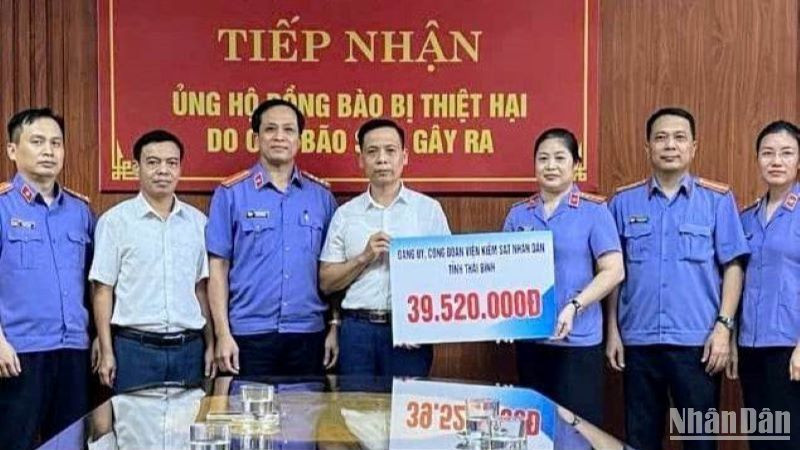 Nhiều cơ quan, đơn vị, cá nhân đến Ủy ban Mặt trận tổ quốc Việt Nam tỉnh Thái Bình trao tặng, ủng hộ nhân dân vùng thiên tai.