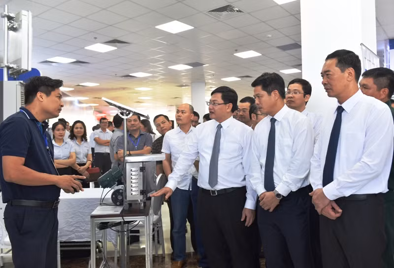 Cán bộ tỉnh Thanh Hóa tham quan, nghe giới thiệu về sản phẩm số.