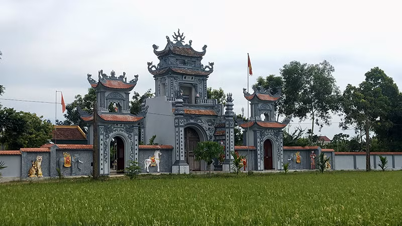 Cổng tam quan đền Đệ Nhất thờ Sát Hải Đại Vương Hoàng Tá Thốn. (Ảnh: Báo Nghệ An)