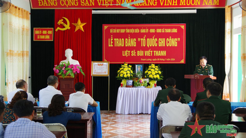 Quang cảnh Lễ trao Bằng "Tổ quốc ghi công" liệt sĩ Bùi Viết Thanh. (Ảnh: Báo Quân đội nhân dân)