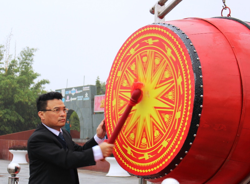 Chủ tịch Ủy ban nhân dân thành phố Thanh Hóa nổi trống khai hội tòng quân.
