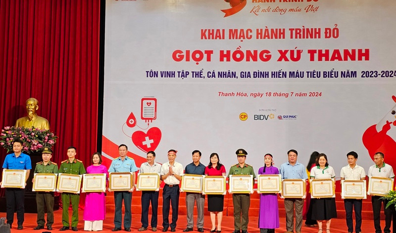 Lãnh đạo tỉnh Thanh Hóa trao tặng Bằng khen cho các tập thể có thành tích xuất sắc trong công tác hiến máu tình nguyện.