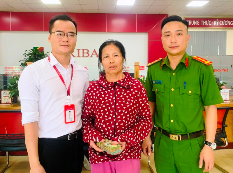 Khách hàng phối hợp công an và cán bộ Agribank ngăn chặn hành vi lừa đảo, chiếm đoạt tài sản.