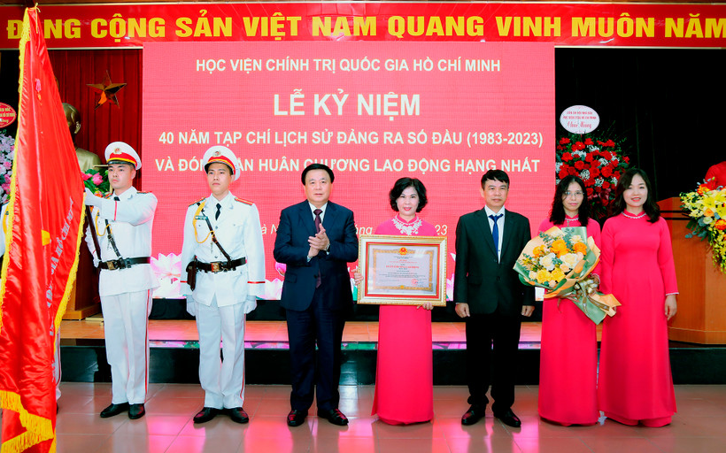 GS,TS Nguyễn Xuân Thắng, Ủy viên Bộ Chính trị, Giám đốc Học viện Chính trị quốc gia Hồ Chí Minh, Chủ tịch Hội đồng Lý luận Trung ương thay mặt lãnh đạo Đảng, Nhà nước trao tặng Huân chương Lao động hạng Nhất cho Tạp chí Lịch sử Đảng. (Ảnh: Cổng thông tin điện tử Học viện Chính trị quốc gia Hồ Chí Minh)