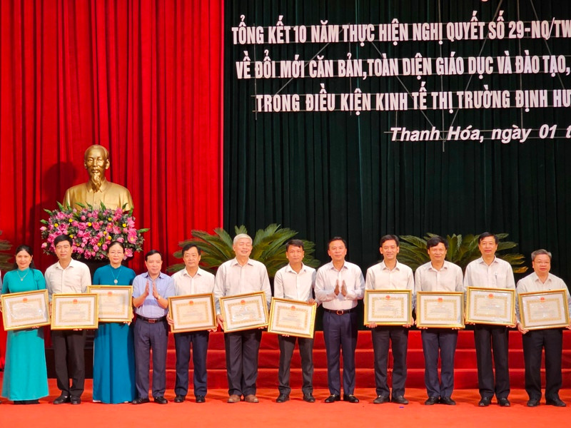 Lãnh đạo tỉnh Thanh Hóa trao tặng Bằng khen cho các tập thể có thành tích xuất sắc trong thực hiện Nghị quyết 29-NQ/TW.