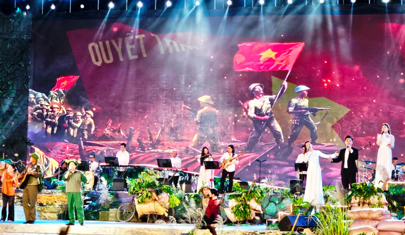 Quân dân chung khúc khải hoàn "Chiến thắng Điện Biên".