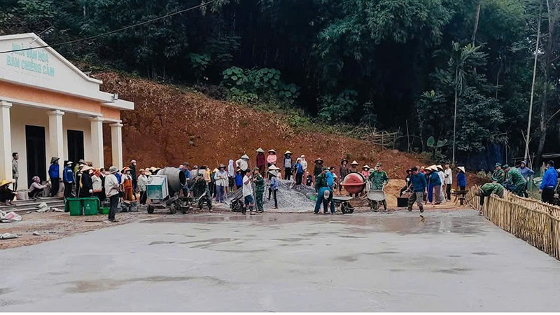 Bộ đội Biên phòng cùng nhân nhân bản Chiềng Căm, xã Hiền Kiệt thi công, láng nền sân nhà văn hóa.