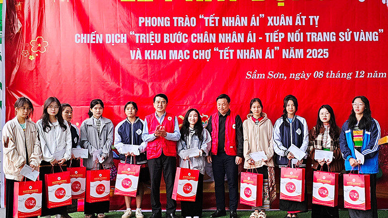 Hội Chữ thập đỏ Thanh Hóa trao tặng quà cho học sinh, sinh viên vượt khó.