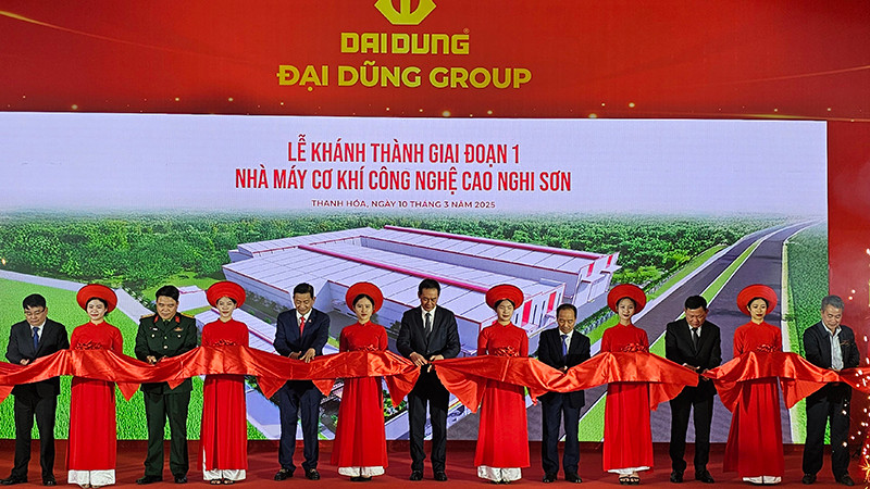 Các đại biểu cắt băng khánh thành, đưa nhà máy cơ khí công nghệ cao vào hoạt động.