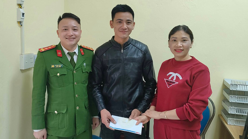 Công an tổ chức cho hai công dân giao, nhận lại tài sản.