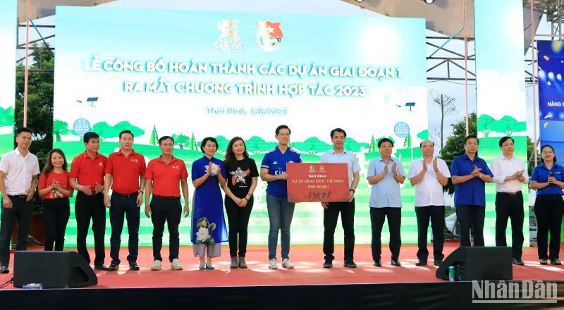 Trung ương Đoàn TNCS Hồ Chí Minh và Sabeco bàn giao 2 dự án cộng đồng giai đoạn 1.