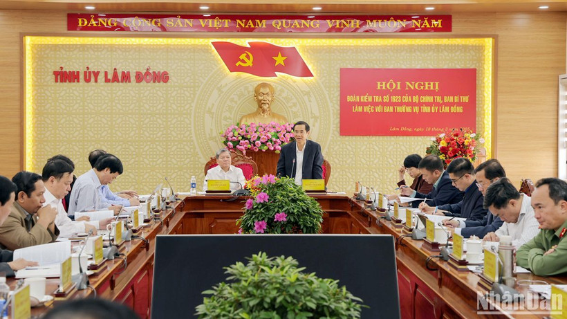 Quang cảnh buổi làm việc.