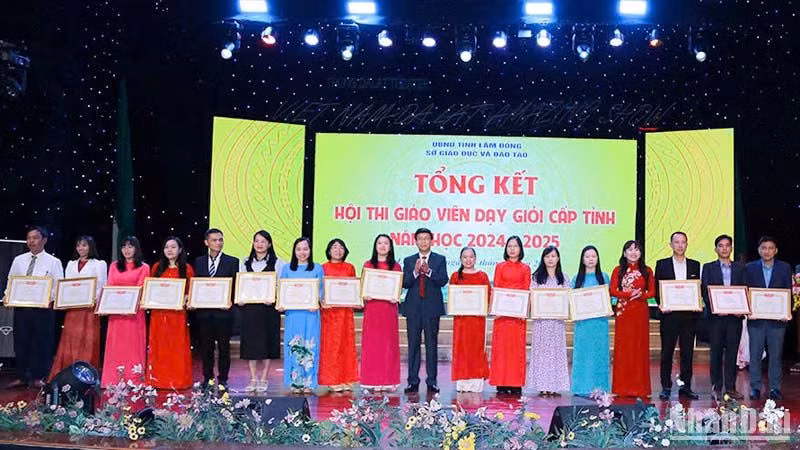 Giám đốc Sở Giáo dục và Đào tạo tỉnh Lâm Đồng trao giấy khen tặng các giáo viên xuất sắc tại Hội thi giáo viên dạy giỏi cấp tỉnh năm học 2024-2025.