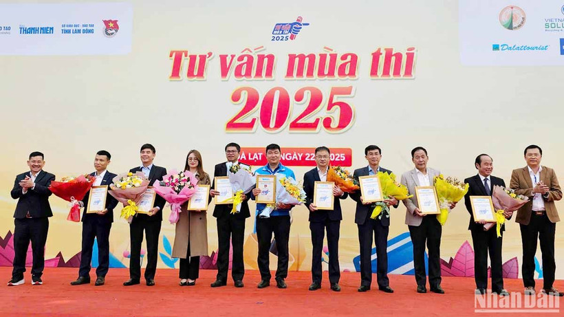 Đại diện Báo Thanh Niên tri ân các đơn vị phối hợp tổ chức chương trình tư vấn mùa thi năm 2025.