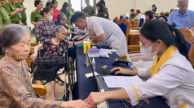 Cơ quan chức năng triển khai thu nhận mẫu ADN của thân nhân liệt sĩ.