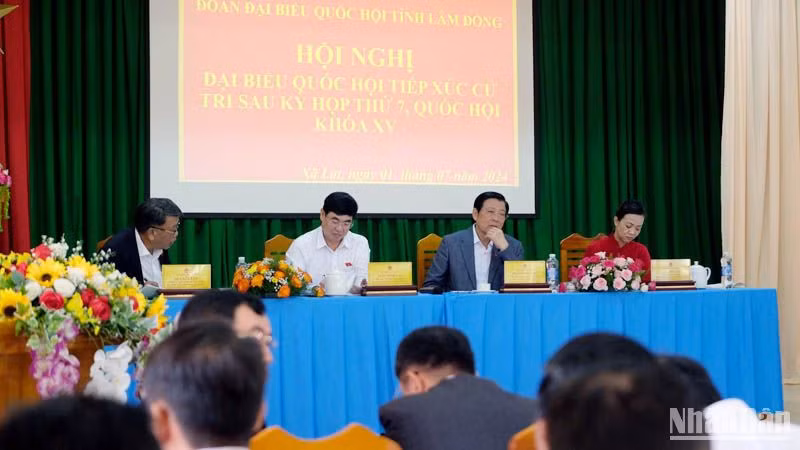 Đồng chí Phan Đình Trạc và Đoàn đại biểu Quốc hội Lâm Đồng tiếp xúc cử tri xã Lát.