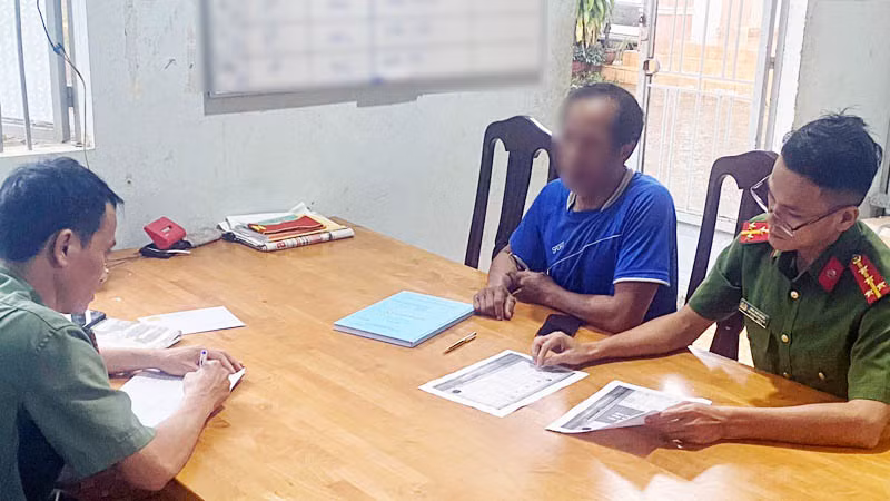 Công an làm việc với trường hợp đăng tải thông tin xuyên tạc tại địa bàn huyện Đạ Huoai. 