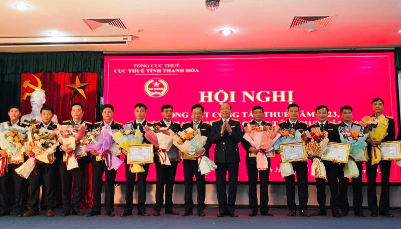Bộ Tài chính tặng danh hiệu Tập thể lao động xuất sắc cho 16 đơn vị thuộc Cục Thuế Thanh Hóa.