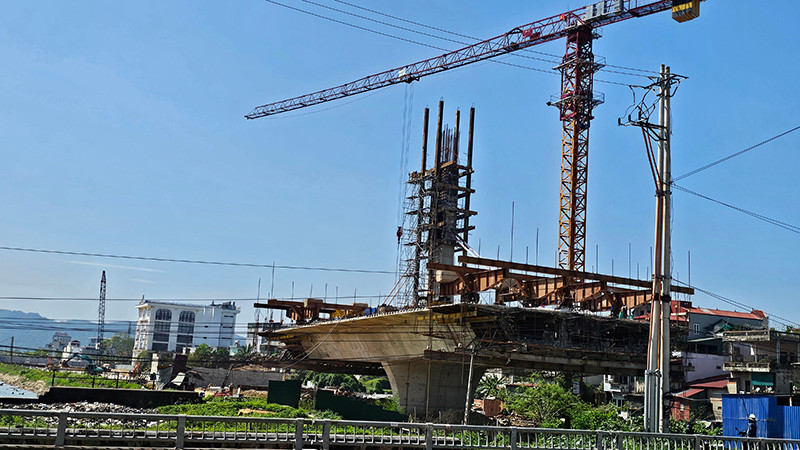 Thi công cầu vượt đường sắt trên đại lộ đông-tây ở thành phố Thanh Hóa.