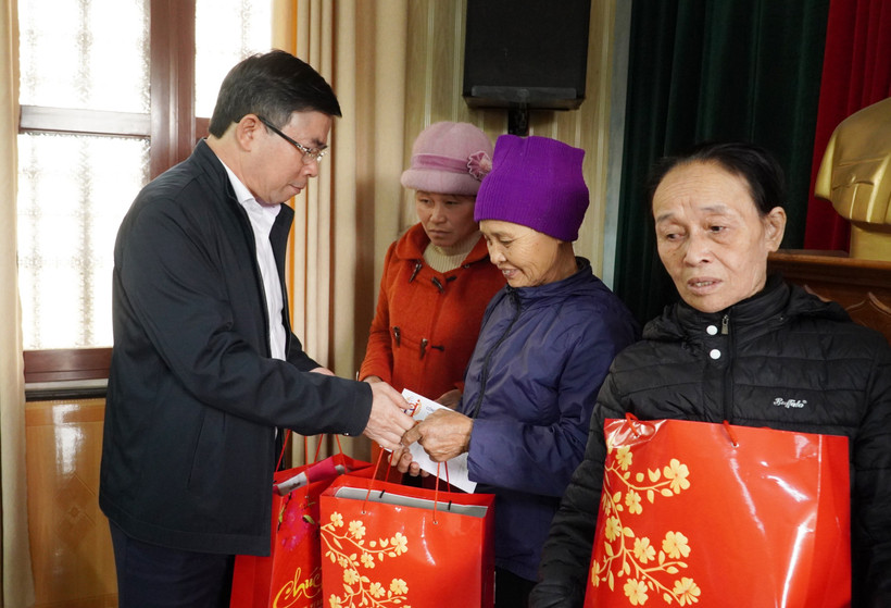 Đồng chí Phạm Văn Tuân, Trưởng Ban Tổ chức Tỉnh ủy Thái Bình trao quà Tết cho hộ khó khăn xã Nam Trung (huyện Tiền Hải).