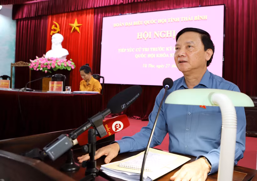 Phó Chủ tịch Quốc hội Nguyễn Khắc Định trả lời, làm rõ các ý kiến phát biểu của cử tri tại hội trường huyện Vũ Thư, tỉnh Thái Bình.