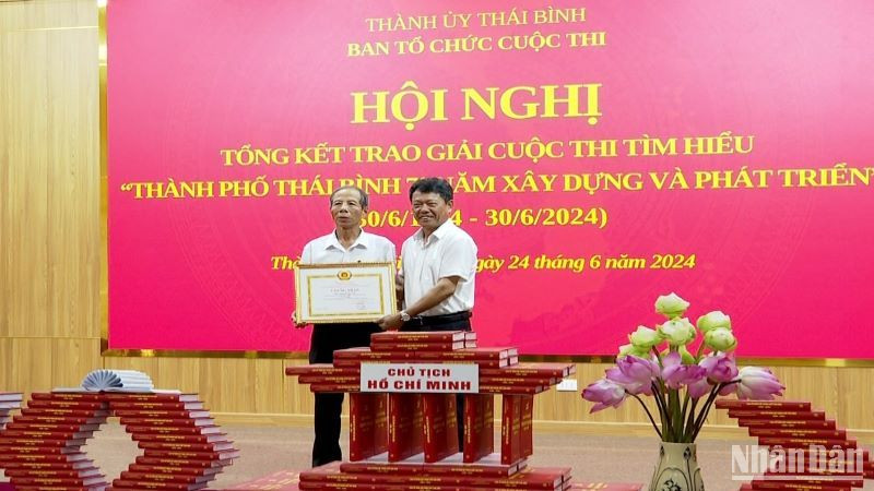 Lãnh đạo Thành ủy Thái Bình trao giải Nhất cuộc thi cho tác giả Nguyễn Chính Quy, xã Tân Bình (thành phố Thái Bình).
