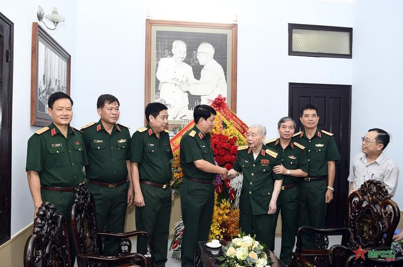Đại tướng Lương Cường, Thiếu tướng Nguyễn Văn Gấu, Thượng tướng Đỗ Căn và lãnh đạo các cơ quan Tổng cục Chính trị QĐND Việt Nam chúc mừng sinh nhật lần thứ 100 của Đại tướng Nguyễn Quyết. (Ảnh: Báo Quân đội nhân dân)
